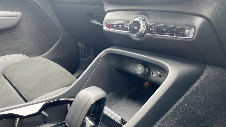 Volvo XC40 2.0 B4P Plus Dark 5dr Auto Petrol Estate